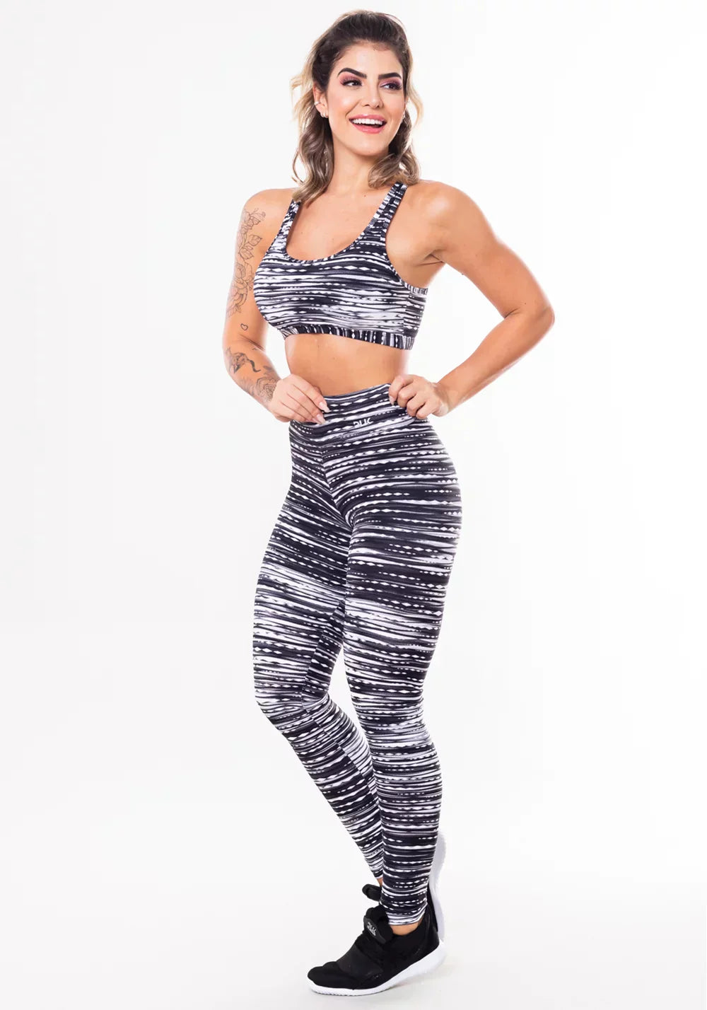 Conjunto fitness match poliamida estampado riscos pretos (top+calça)