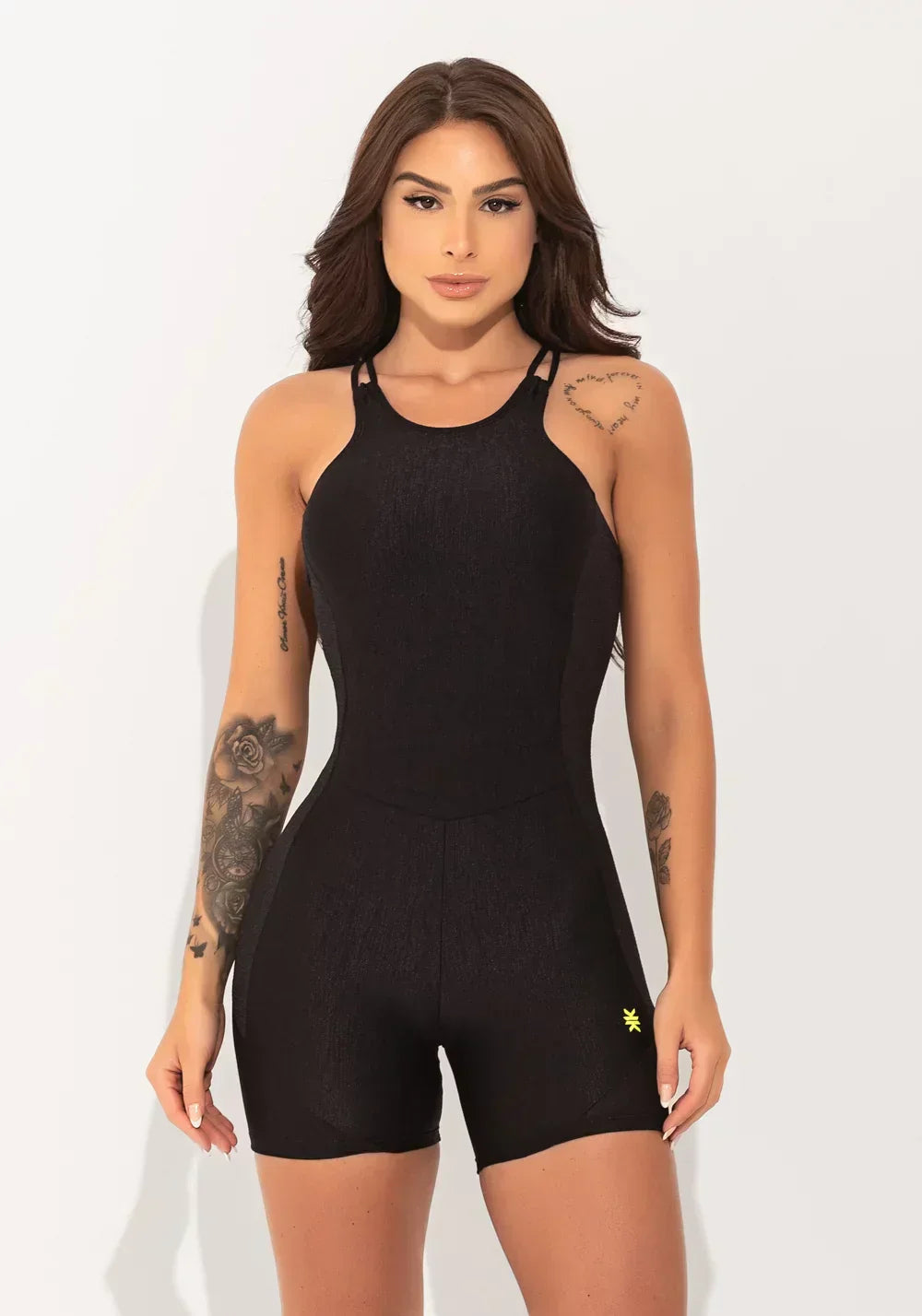 Macacão curto fitness feminino preto texturizado com alças cruzadas elegance